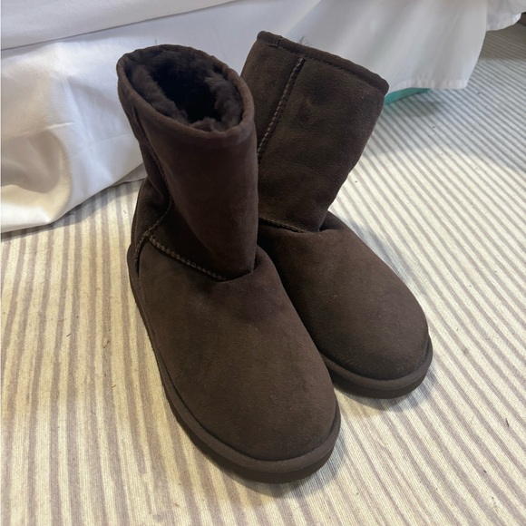 Brown classic kids UGGS - Picture 8 of 9